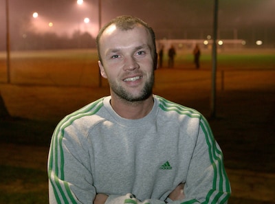 Autodealer ziet ‘timide kereltje’ binnenkomen voor functie van trainer, na 10 minuten is hij eruit: 