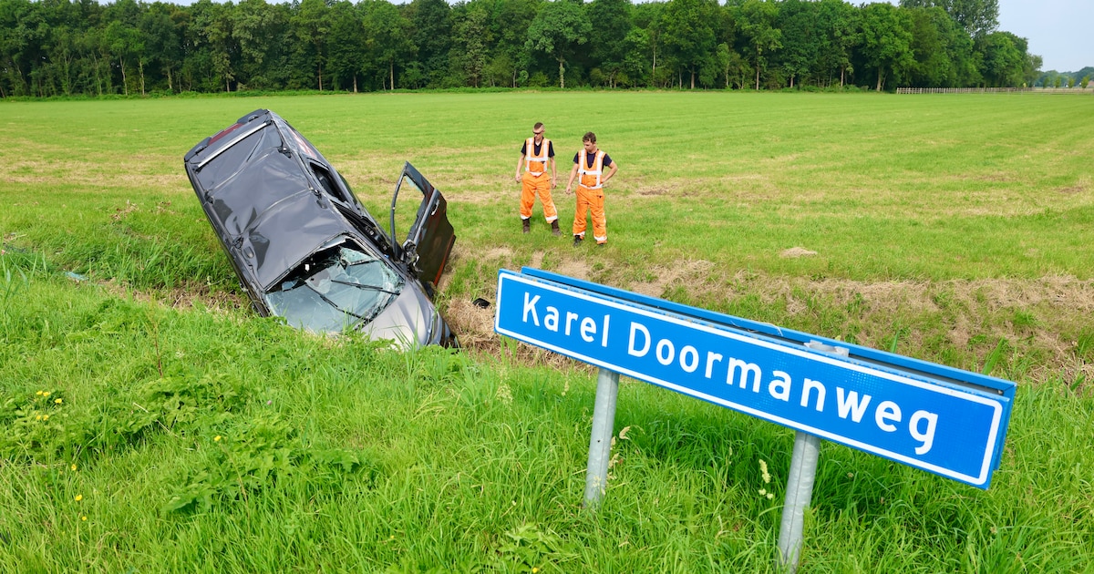 Botsing tussen auto en bestelbus bij Tollebeek, bestelbus slaat over de kop