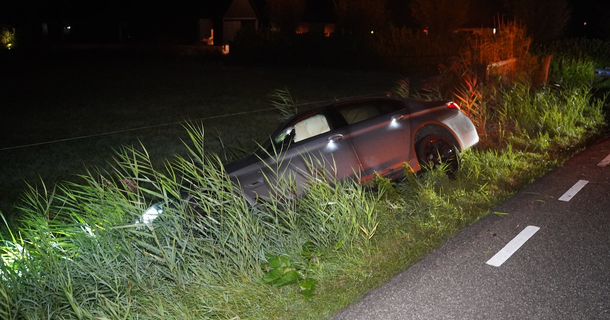 Auto raakt van de weg en belandt in sloot bij Wilsum