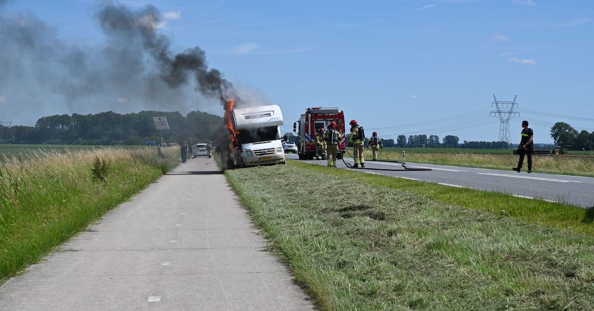 Camper vliegt tijdens het rijden in brand in Dronten