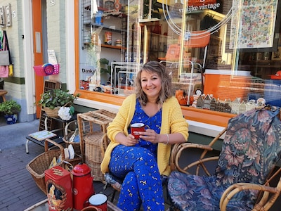 Sara (45) verkoopt vintage in de oude stempelwinkel: ‘Oog in oog met herinneringen’