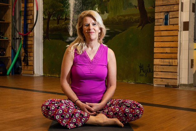 Carola (56) helpt jongeren om te gaan met hun emoties: ‘Zuipen is leuk ...