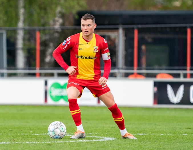 De regisseur van Go Ahead Eagles staat weer op het veld na blessure ...