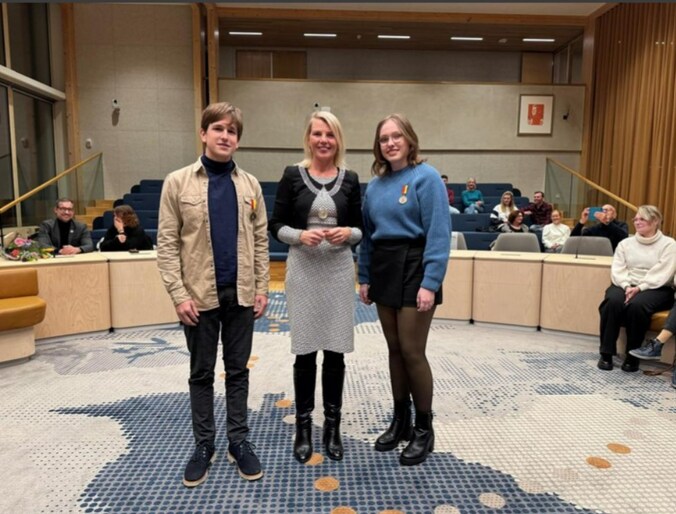 Roos en Jurre ontvangen Jeugdlintje voor Inspirerend Werk | Regio | De ...