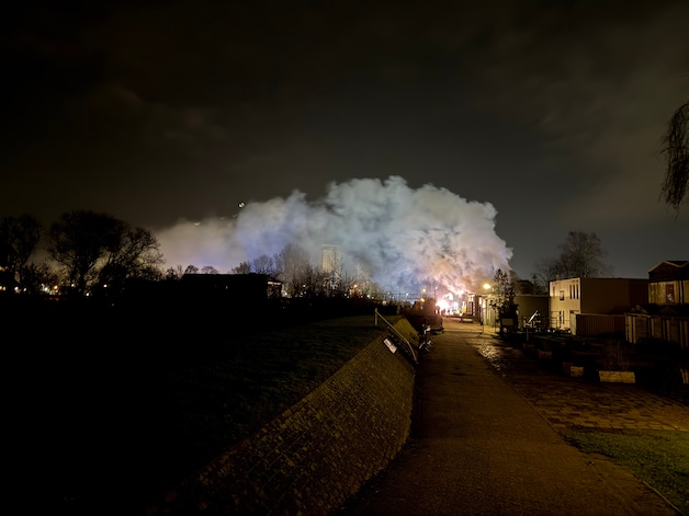 Brand in loods van bandenzaak in Deventer: grote rookwolken komen vrij ...