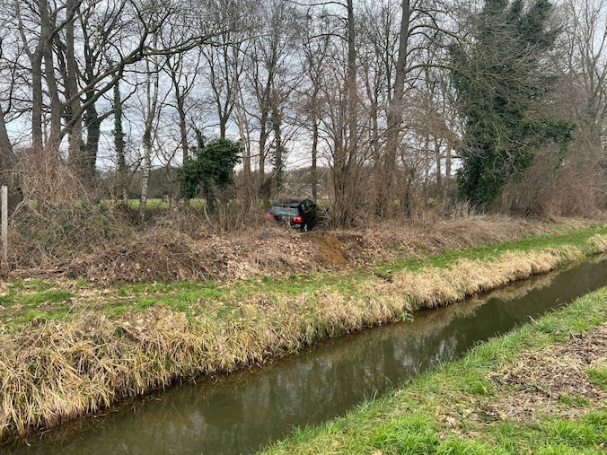 Automobilist maakt opmerkelijke vlucht over sloot en belandt in de ...