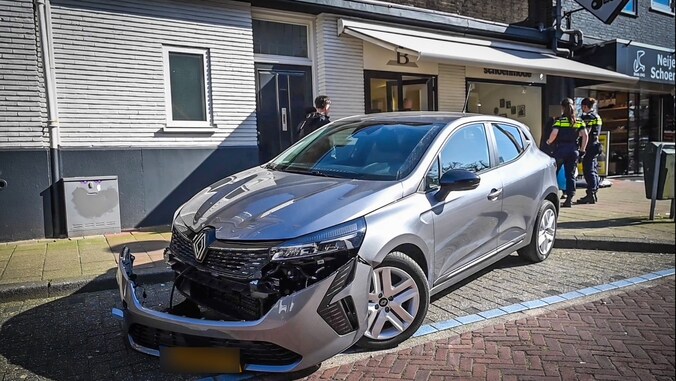 Bestuurder ramt gevel van winkelpand in Velp, rijbewijs ingenomen voor ...