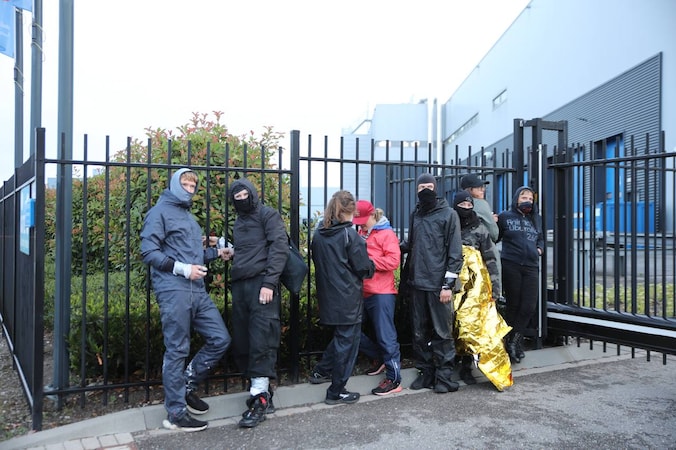 Tientallen activisten breken in bij slachthuis: ze eindigen geboeid aan ...