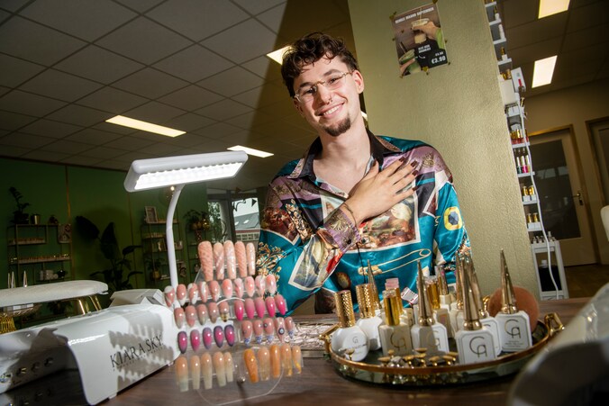 Ondanks de rare blikken opent Jeppe (22) zijn eigen zaak: ‘Bij de ...
