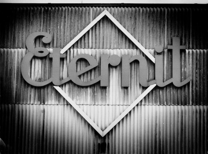 De Zwijgfabriek van Eternit: ze wisten het, maar ontkenden terwijl (ex ...
