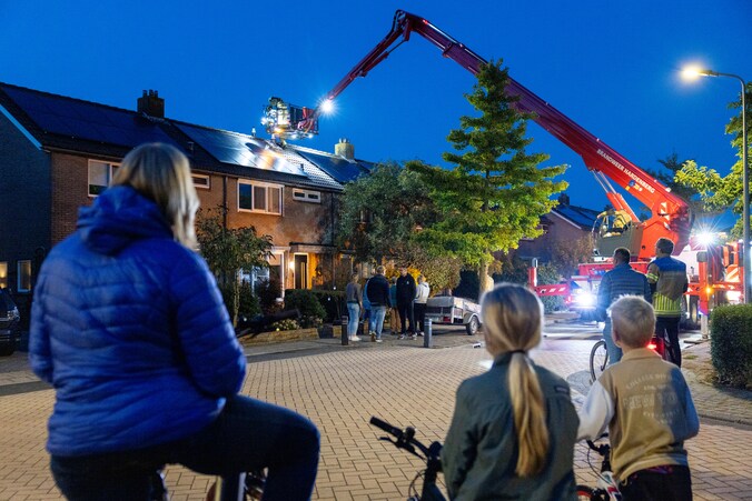 Schoorsteenbrand in Ommen snel geblust, omwonenden kijken toe | Regio ...
