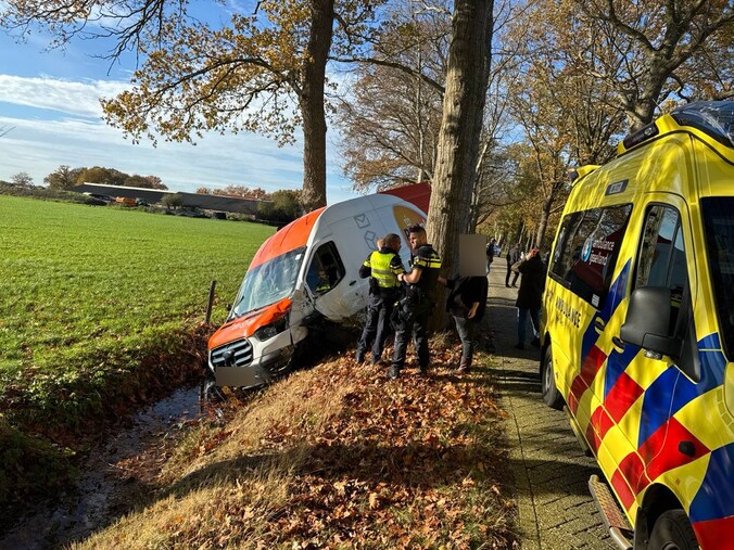 PostNL-bus belandt in greppel op Twentseweg in Heino | Regio | De ...