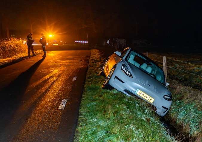 Auto glijdt door greppel bij Elspeet: ‘beginnend bestuurder’ moet ...