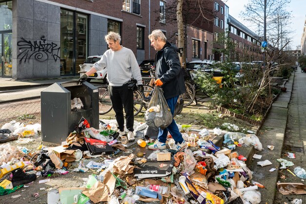 Rob en Hans zijn de afvalbergen op straat zo zat, dat ze het zélf ...