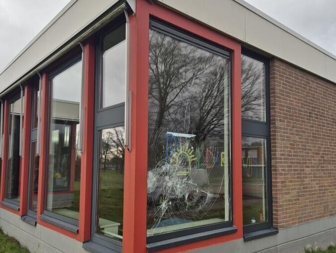 School in Nagele opnieuw doelwit van vernieling: stoeptegels tegen raam ...