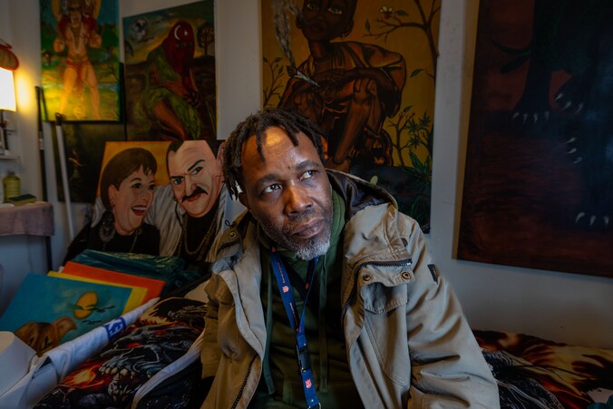Regilio (54) maakt kunst op 12 vierkante meter in Lelystad, terwijl hij ...