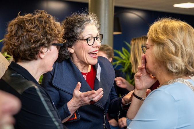 Heleen (53) is nu minister, maar op de reünie van haar oude school is ...