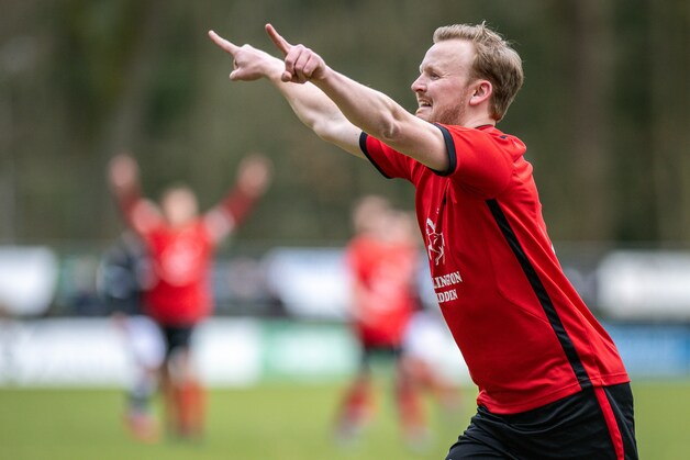 Nog geen kampioensschaal bij Loenermark, wel een lintje voor Thobias ...