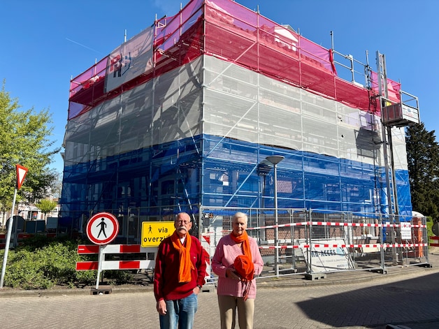 Hans en Joke uit Zwolle wonen misschien wel achter de grootste vlag van ...