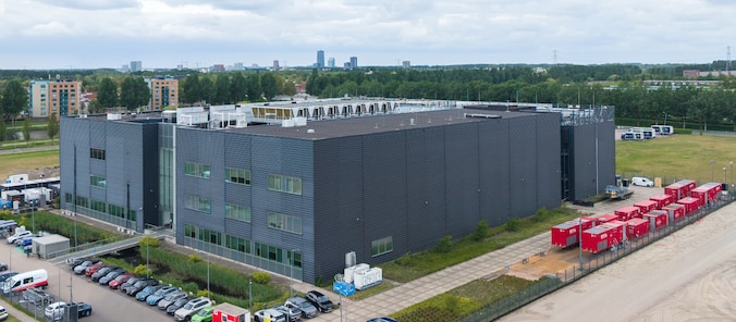 Na grote brand zorgen rijen generatoren weer voor stroom bij datacenter ...
