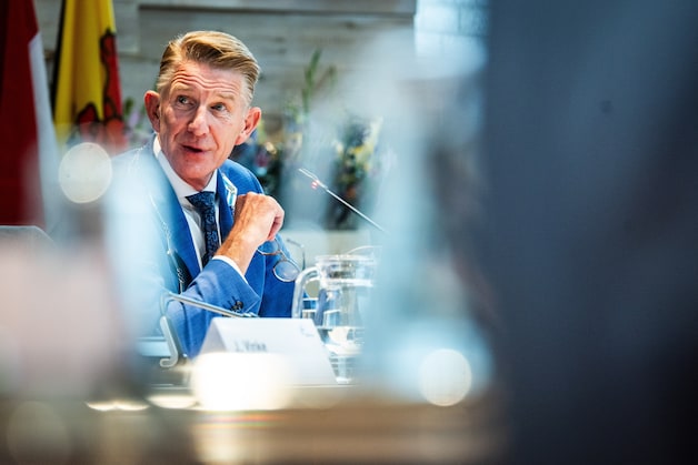 Mayor Jack de Vries during a council meeting about the coalition agreement between Leefbaar Maessluys and the VVD.