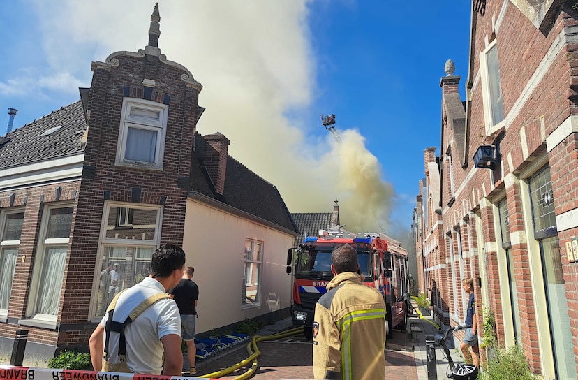 Brandweerlieden bestrijden de brand in het centrum van Meppel