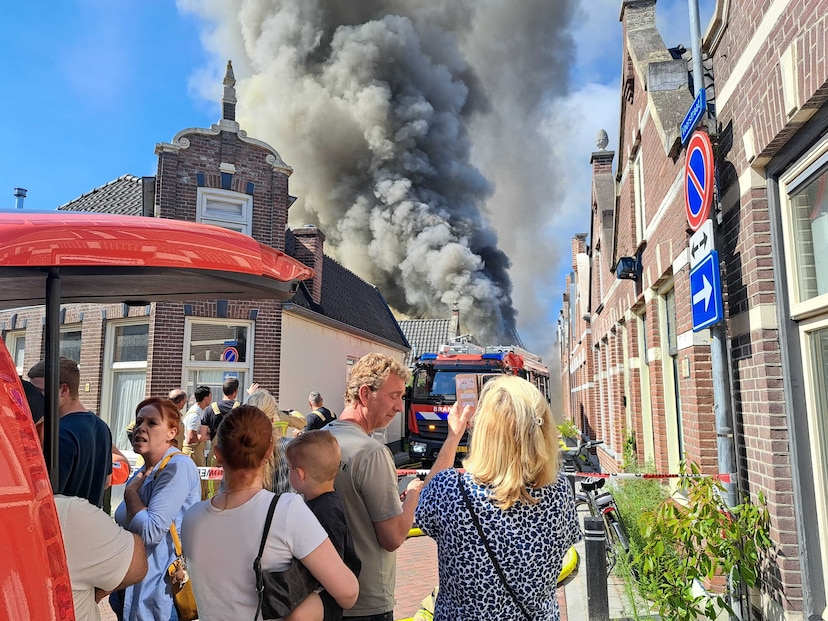 Nabluswerkzaamheden bij het getroffen winkelpand