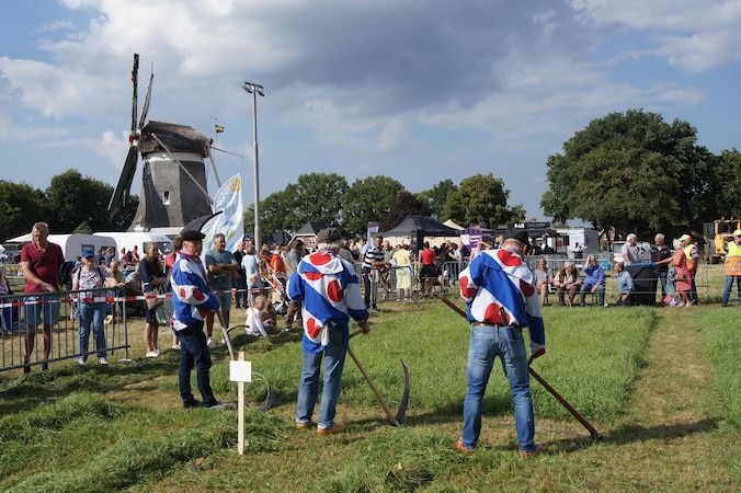 Teams gaan de strijd met elkaar aan tijdens NK Maaien met de Zeis op ...