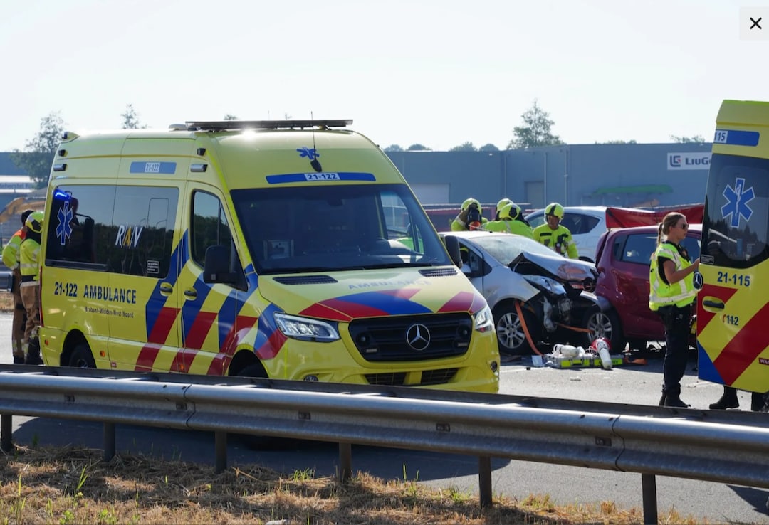 Zwaar ongeluk A59 bij Heesch in de staart van file door boerenprotest