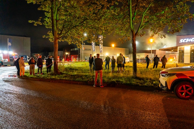 Vlammen en veel rook bij zeer grote brand op bedrijventerrein in Almere ...