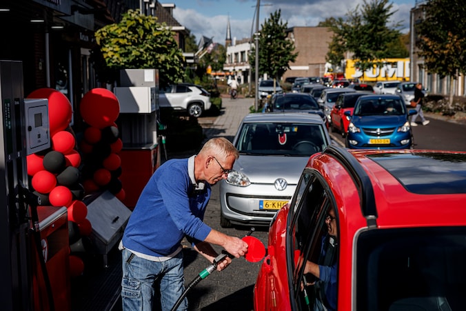 Roy (56) is het spuugzat en gooit zijn benzineprijs omlaag: ‘Zelfs mijn ...
