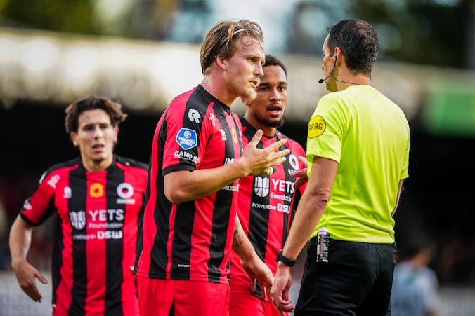 Excelsior lijdt door geblunder in verdediging pijnlijke thuisnederlaag ...