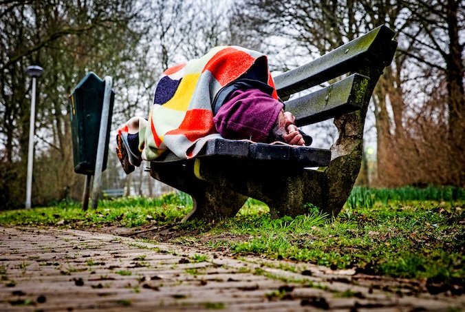 Beboeten van daklozen die buiten slapen: inhumaan of goed middel tegen ...