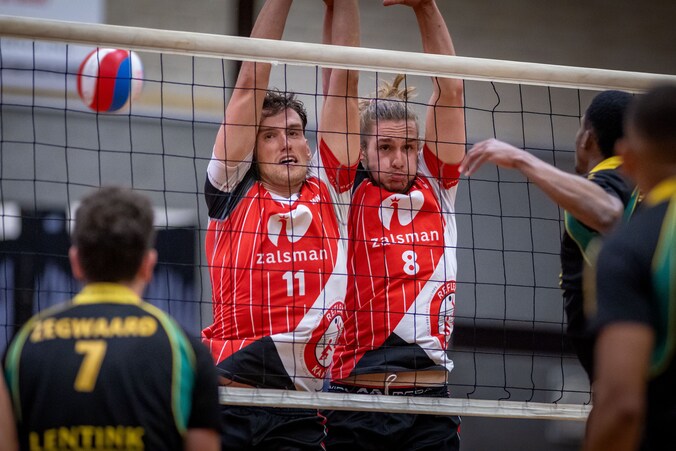 Reflex schiet uit de startblokken bij start van de volleybalcompetitie ...