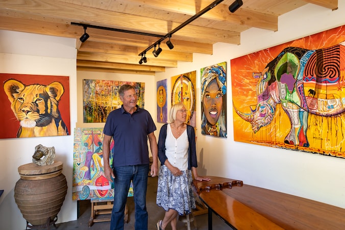 Gieters stel steunt Congolese kunstschilder | Regio | De Stentor.nl