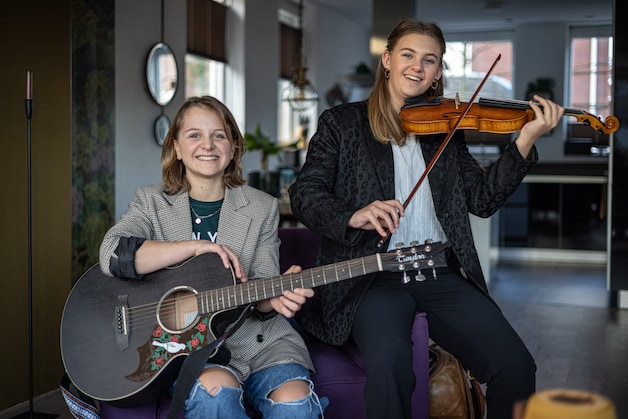Benthe (13) uit Zwolle en Bente (14) uit Genemuiden maken zich op voor ...