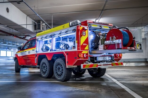 Deze brandweerauto blust elektrische auto’s op spectaculaire wijze ...