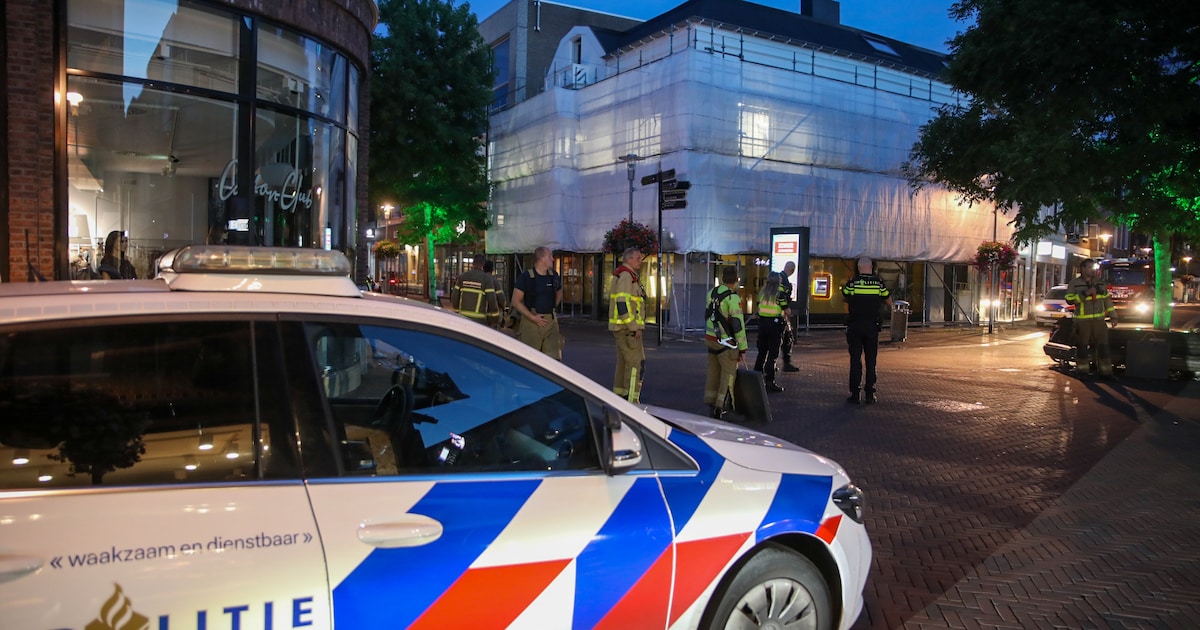 Man met vishengel klimt in bouwsteigers in centrum Apeldoorn