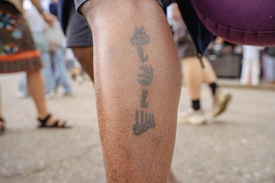 LIVE Lowlands | Joost pinkt een traantje weg als hij zijn Lowlands-tattoo laat zien