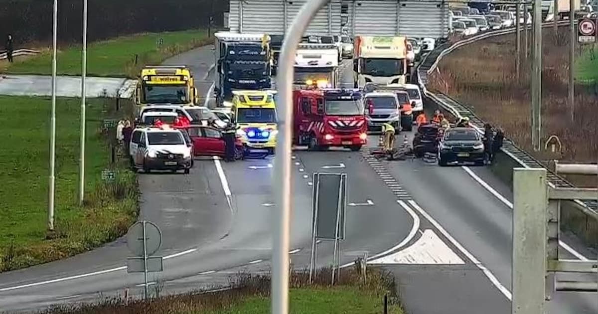 Snelweg A50 bij Hattem richting Zwolle dicht door ongeval | 112 nieuws Hattem