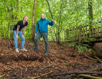 Het komt met bakken uit de hemel, en toch trekken we een kurkdroge graspol uit de grond
