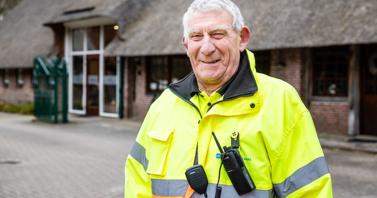 Jan (78) hield de verkeersgroep in Ommen met moeite overeind, nu gaat het overgebleven geld naar een