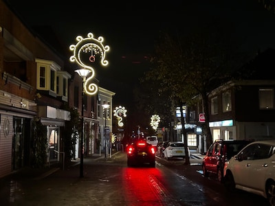 Aalten kan haar eigen feestverlichting eerder aanzetten: ‘Het is gelukt, de lantaarnpalen zijn aange