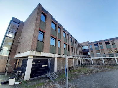 Jongeren sluipen binnen in pand in Almelo en zetten filmpjes op TikTok: politie grijpt in