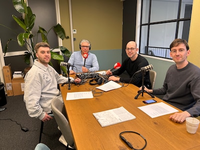 Ze proberen natuurlijk stemmen te winnen, maar ook deze politici zijn gewoon bewogen mensen