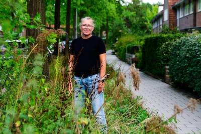 Overwoekerend groen over de stoep en onkruid in de berm: ‘Je zal hier maar met een rollator lopen’
