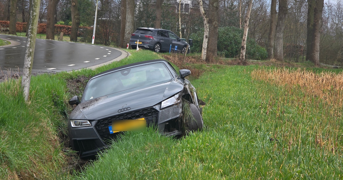 Auto van de weg: cabrio in sloot na hevige hagelbui in IJhorst