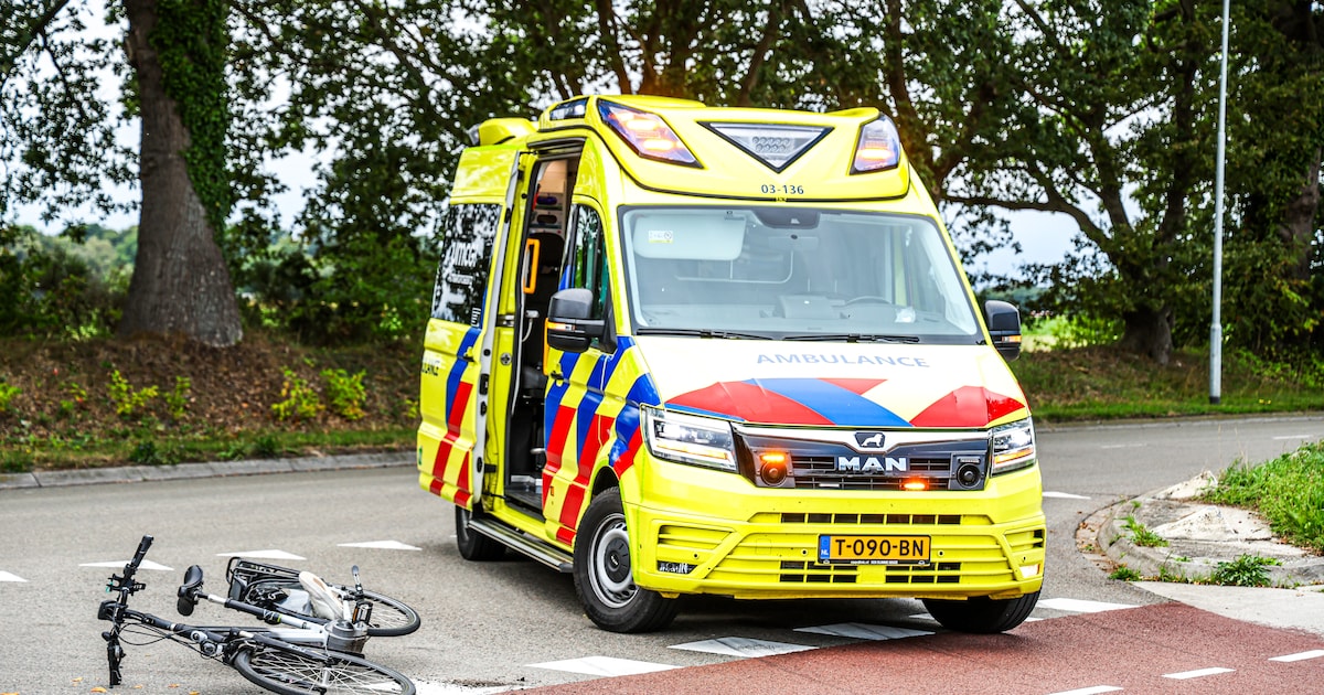Fietser en busje botsen op een kruispunt in Emmen