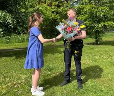 Vrouw krijgt verrassing van politie voor oplettende actie en telefoontje
