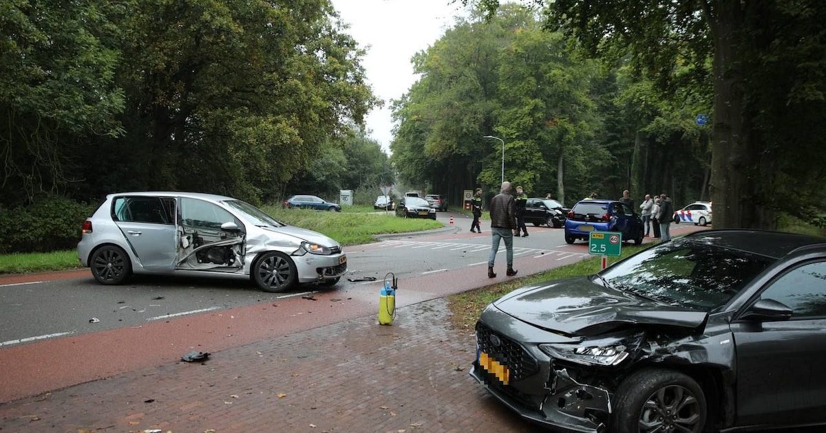 Flinke botsing tussen Voorst en Wilp: drie auto’s worden weggesleept